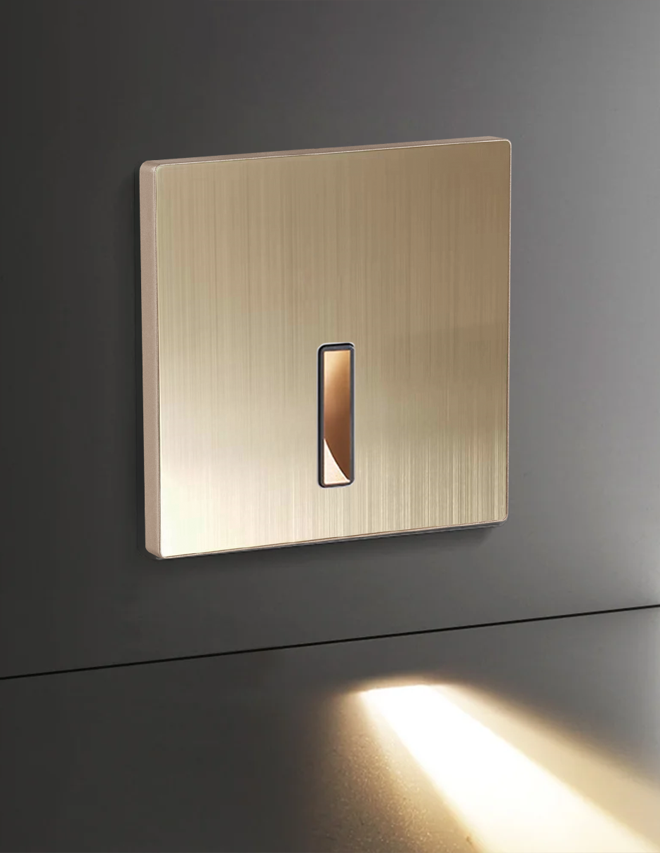LUZ DE CORTESÍA CUADRADO APERTURA LINEAL 3000K 30º DORADO
