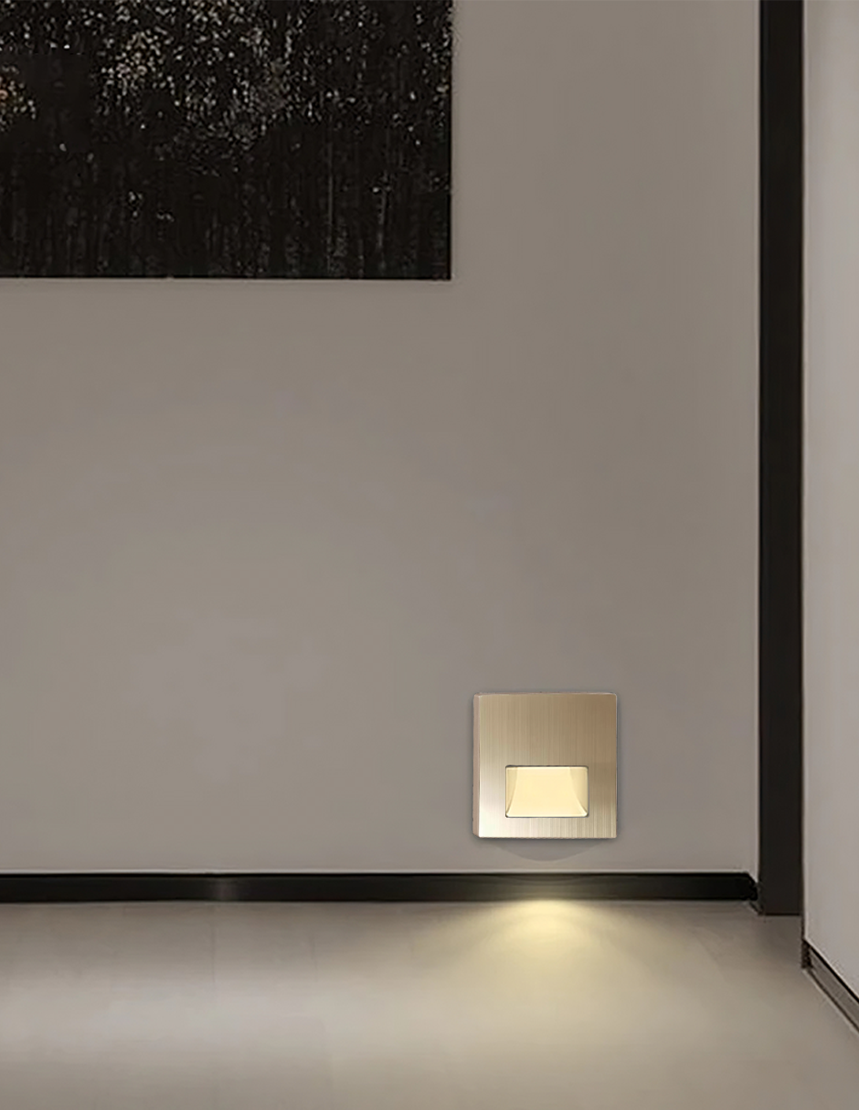 LUZ DE CORTESÍA CUADRADO APERTURA RECTANGULAR 3000K 90º DORADO