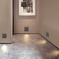 LUZ DE CORTESÍA CUADRADO APERTURA TRIANGULAR 3000K 60º GRIS